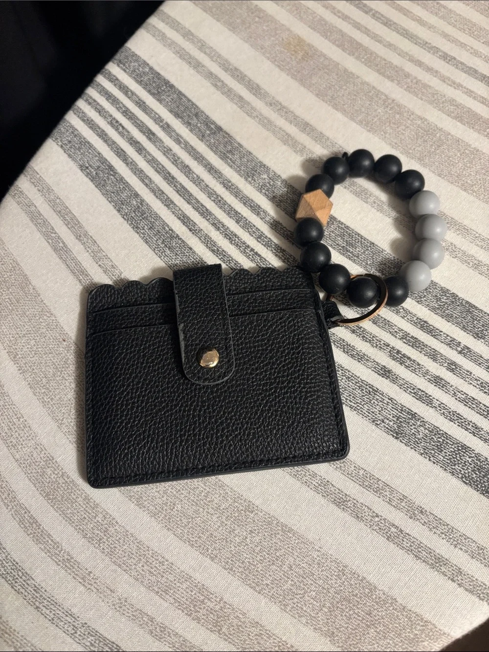 Source Unknown Black Card Holder with Beaded Wristlet and Gold Accent has flaw